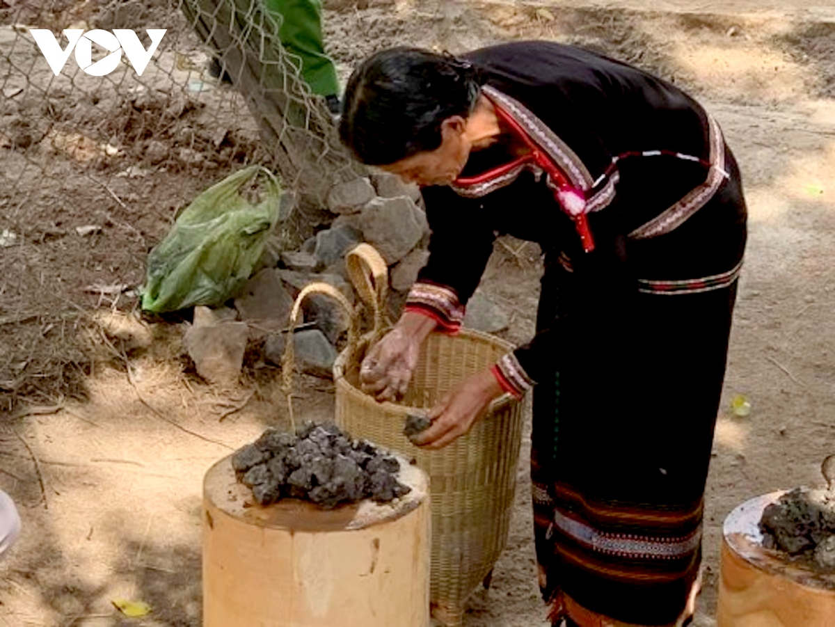 Lưu giữ nghề gốm truyền thống của người Êđê, Mnông ở lưu vực sông Sêrêpôk